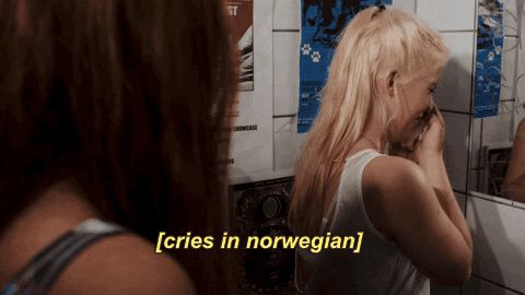 Bilde av Vilde fra SKAM som gråter på jentedoen med teksten «cries in norwegian»