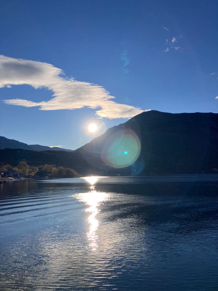 Bilde av fjell og hav og solnedgangen