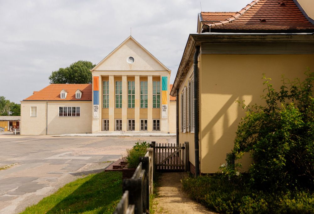 Blick aus dem Garten der Stiftungshäuser auf das Festspielhaus Hellerau