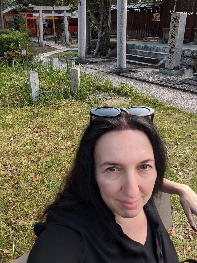 Natalja auf einer Bank im Ikutama-Schrein.