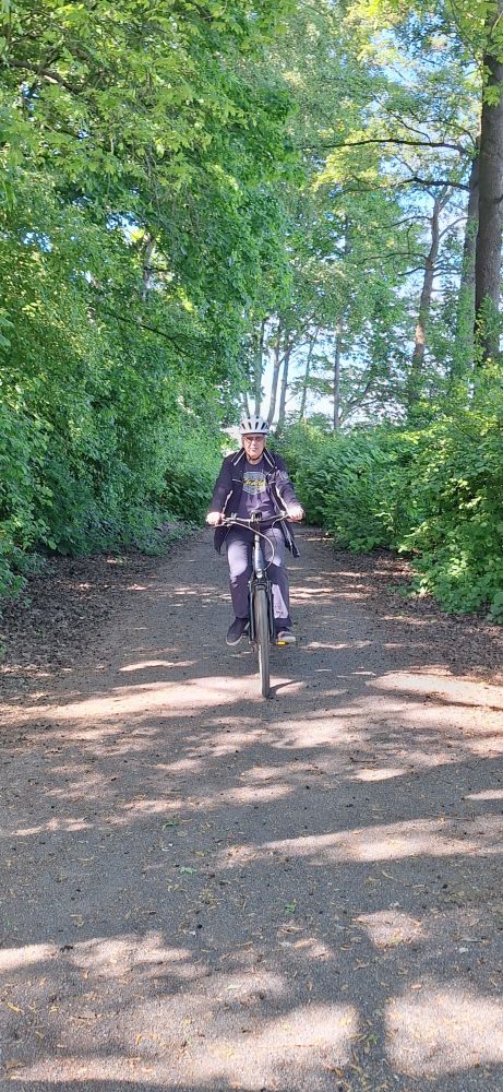 Ralf Sandfuchs mit seinem E-Bike auf einem Waldweg. 