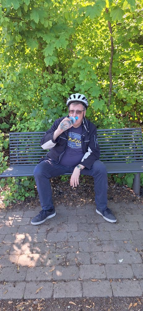 Ralf Sandfuchs ziemlich fertig beim Wassertrinken auf einer Bank.