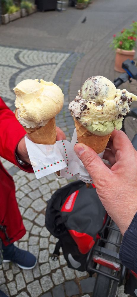 Zwei Eis im Hörnchen als Belohnung für eine anstrengende Wegstrecke.