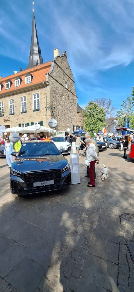 Automeile in der Innenstadt mit vielen Fahrzeugen und interessierten Besuchern vor dem Bürgerhaus