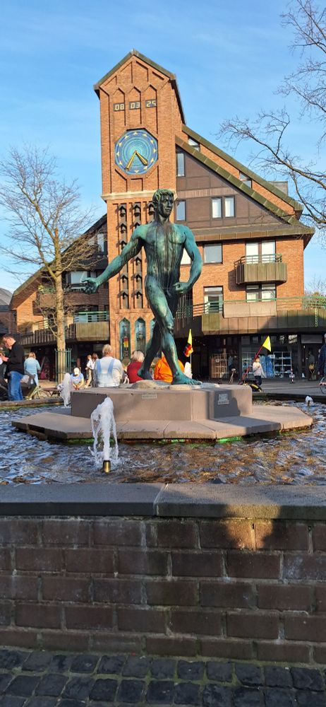 Der Sämann-Brunnen im Klemensviertel in Düsseldorf-Kaiserswerth, mit der Bronze-Statue eines nackten Mannes