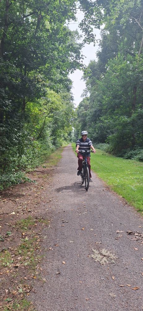 Ralf Sandfuchs mit dem E-Bike im Wald 