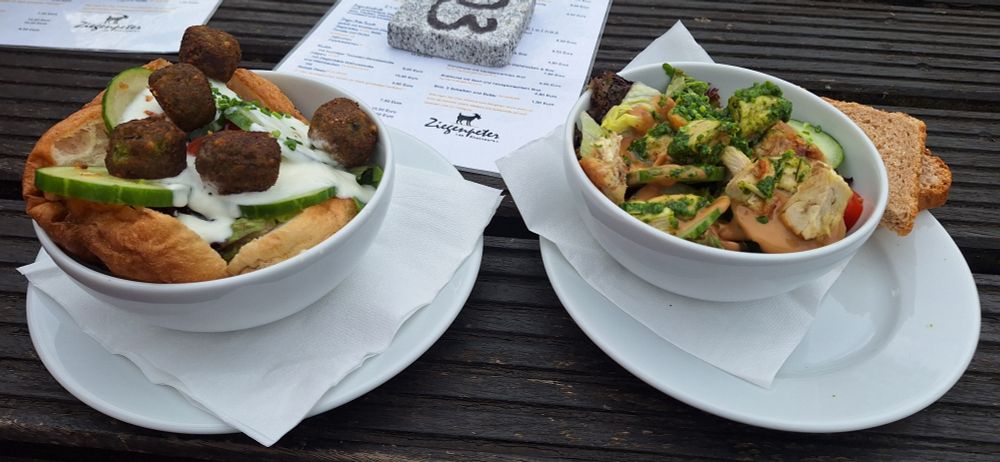 Ein Falafel-Pita mit Ziegenkäse und ein Hähnchen-Salat beim Ziegenpeter.