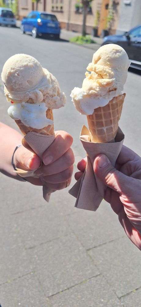 Zwei Eishörnchen mit jeweils zwei Kugeln großartigen Eis.