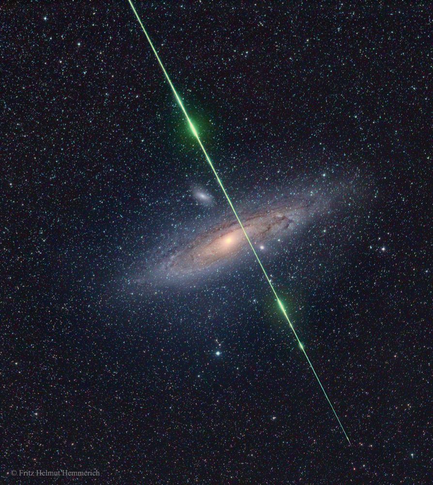 Was ist das für ein grüner Streifen vor der Andromeda-Galaxie? Ein Meteor. Während der Aufnahme der Andromeda-Galaxie im Jahr 2016, kurz vor dem Höhepunkt des Perseiden-Meteorschauers, flog ein kleiner Stein aus dem Weltall direkt vor unserem weit entfernten Nachbarn, der Milchstraße, vorbei. Der kleine Meteor benötigte nur den Bruchteil einer Sekunde, um dieses 10-Grad-Feld zu durchqueren. Der Meteor leuchtete mehrmals auf, während er beim Eintritt in die Erdatmosphäre heftig abbremste. Die grüne Farbe entstand zumindest teilweise durch das Leuchten des Gases des Meteors, als er verdampfte. Obwohl die Belichtung so getimed war, dass ein Perseiden-Meteor eingefangen werden sollte, scheint die Ausrichtung des abgebildeten Streifens besser zu einem Meteor aus den südlichen Delta-Aquariiden zu passen, einem Meteoritenschauer, der einige Wochen zuvor seinen Höhepunkt erreicht hatte. Es ist kein Zufall, dass der Perseiden-Meteorschauer nächste Woche seinen Höhepunkt erreicht, obwohl die Meteore in diesem Jahr den fast vollen Mond am Himmel überstrahlen müssen. 