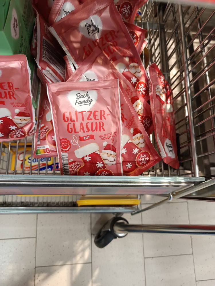 Mehrere Beutel mit roter Kuchen-Glitzerglasur