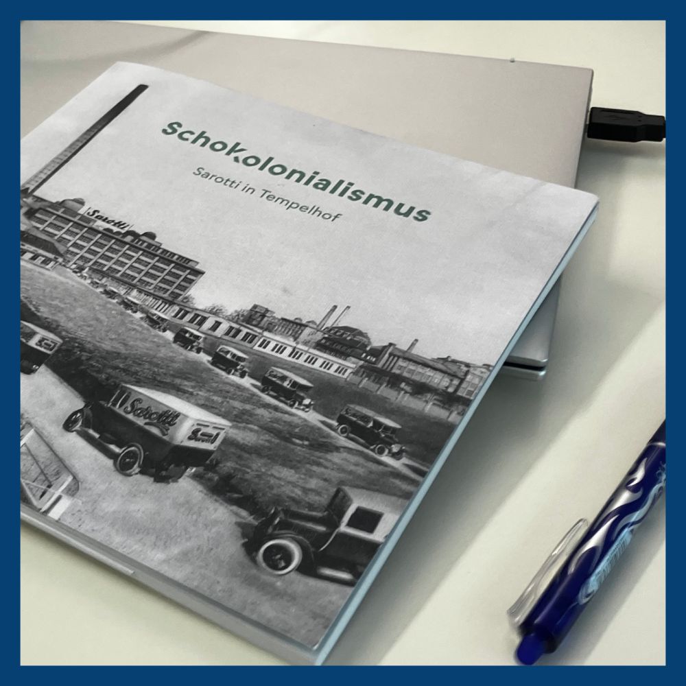 
Foto des Ausstellungskatalogs mit einem Schwarzweißfoto der Sarotti-Fabrik auf dem Cover. Titel: Schokolonialismus. Sarotti in Tempelhof
