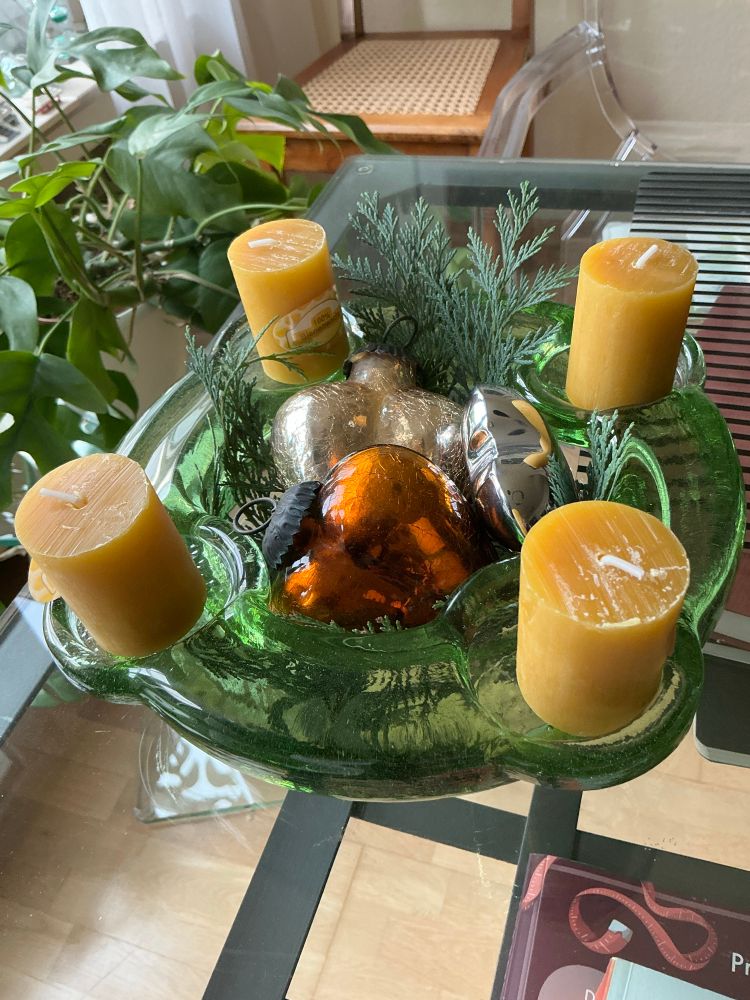 Adventskranz aus Glas mit gelben Wachskerzen