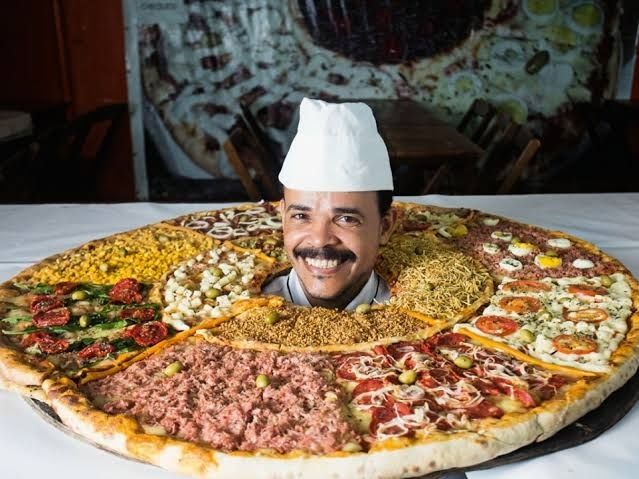 pizza da batepapo com uma cabeça humana pros góstos mais exóticos