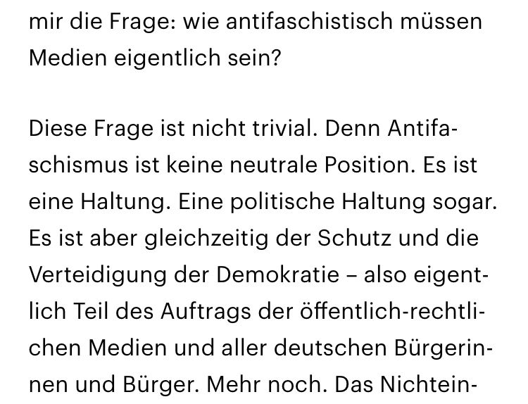 Wie antifaschistisch müssen Medien eigentlich sein?
Diese Frage ist nicht trivial. Denn Antifaschismus ist keine neutrale Position. Es ist eine Haltung. Eine politische Haltung sogar. Es ist aber gleichzeitig der Schutz und die Verteidigung der Demokratie – also eigentlich Teil des Auftrags der öffentlich-rechtlichen Medien und aller deutschen Bürgerinnen und Bürger.