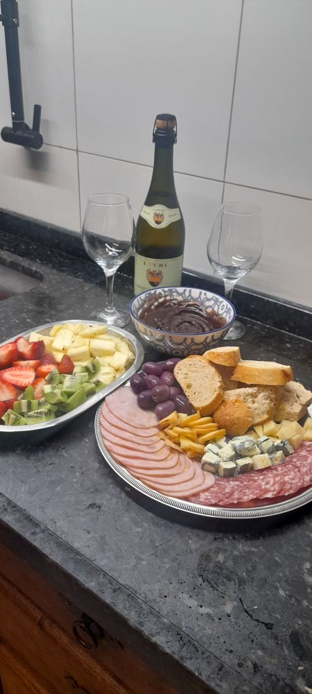 Tábua de frios, fondue de frutas e vinho lá brusco branco