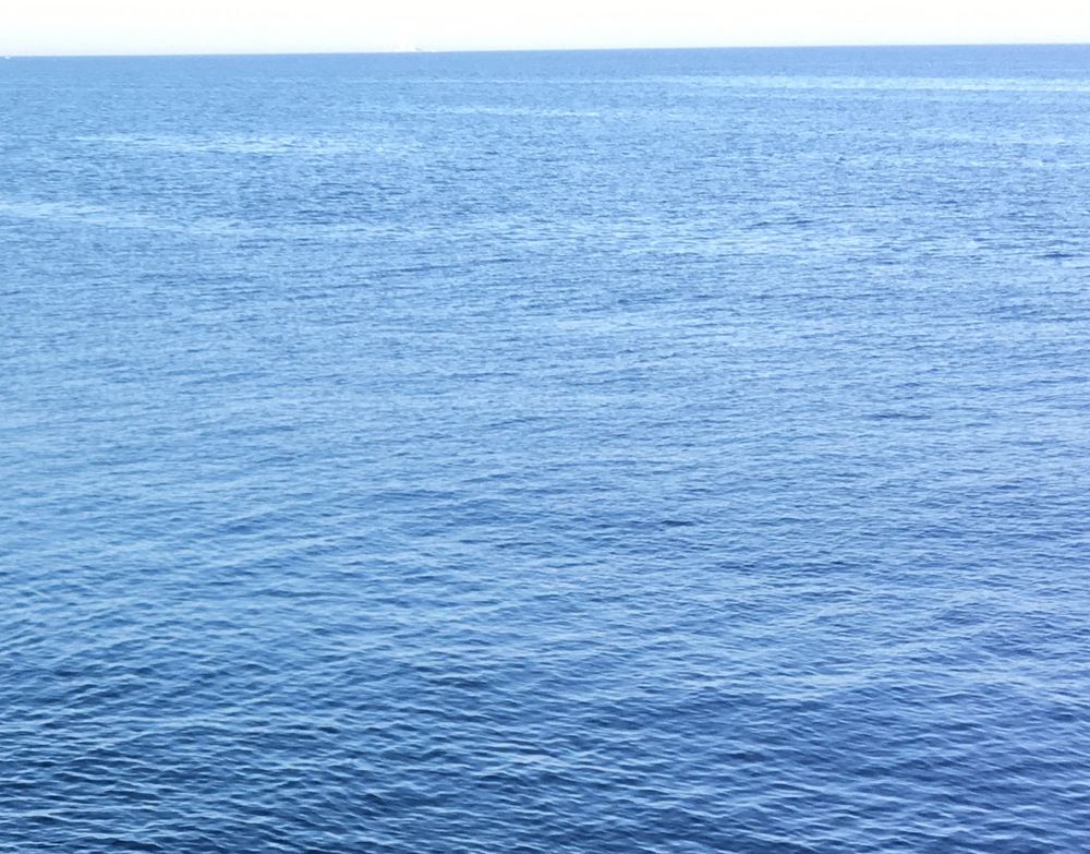Mer calme, avec de petites vagues