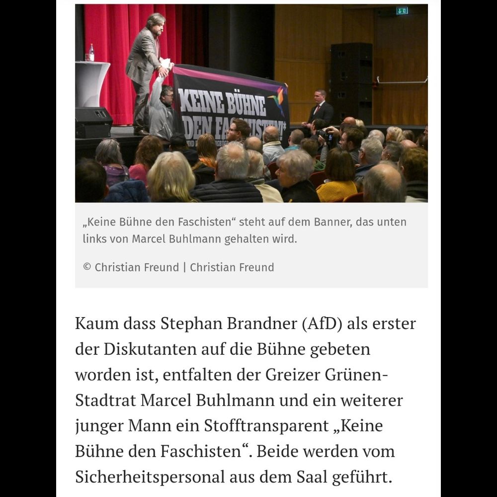 Das gleiche Foto vom Banner mit Text der OTZ: Kaum dass Stephan Brandner (AfD) als erster der Diskutanten auf die Bühne gebeten worden ist, entfalten der Greizer Grünen-Stadtrat Marcel Buhlmann und ein weiterer junger Mann ein Stofftransparent „Keine Bühne den Faschisten“. Beide werden vom Sicherheitspersonal aus dem Saal geführt.