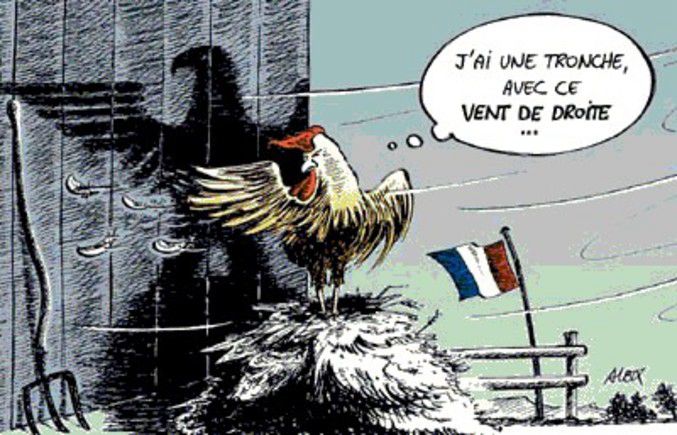 Un coq est pris dans une bourrasque de vent et fait ressembler son ombre à l’aigle du 3ème Reich.
Il pense : « J’ai une tronche moi avec ce vent de droite »
Au fond un drapeau français.
