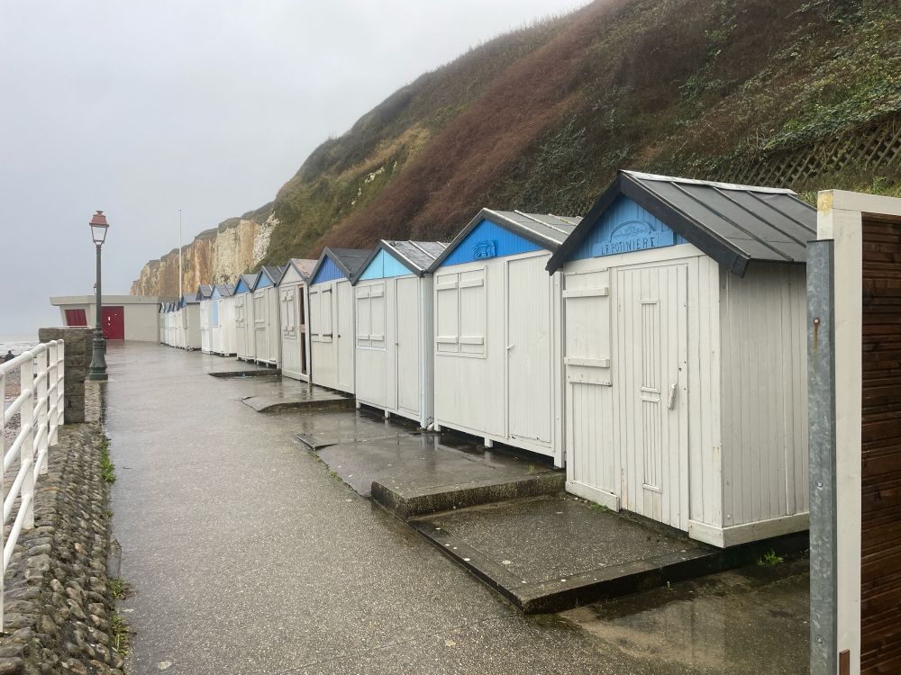 Une série de cabines de plage blanches fermées