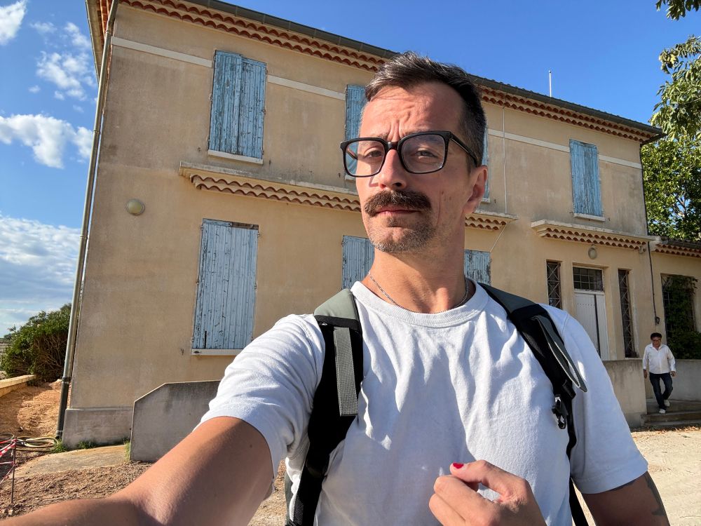 Moi devant la résidence de la Laune