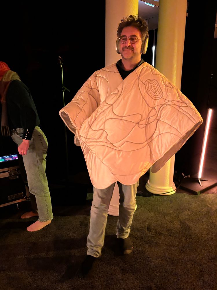 Simon dans une drôle de couette portative blanche 