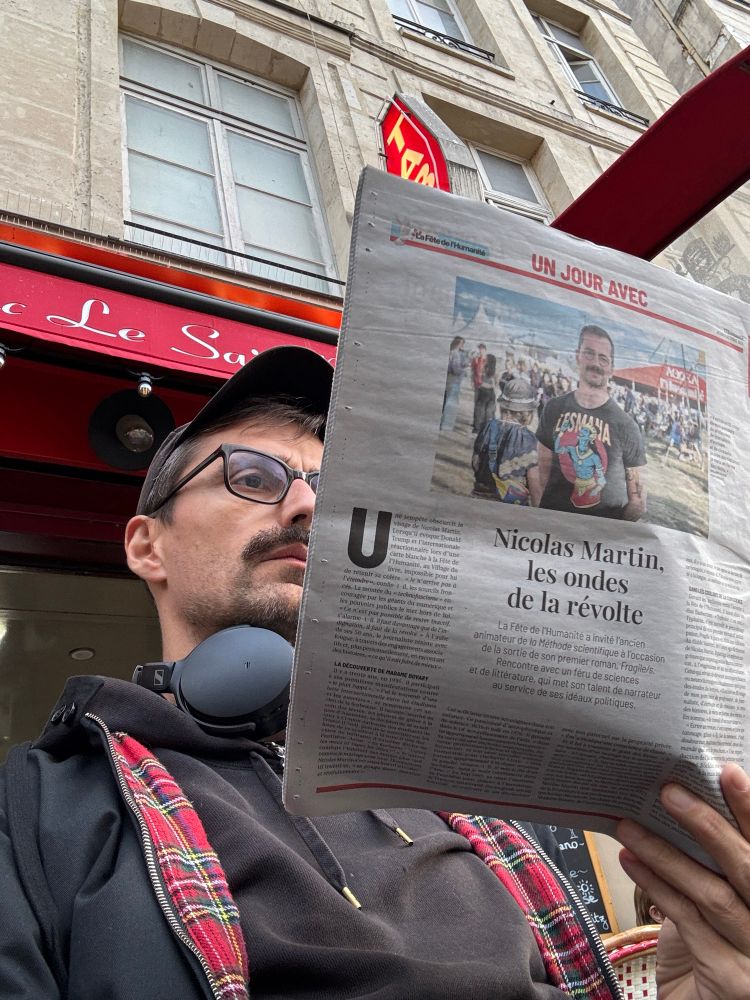 Moi en train de lire l’Huma avec mon portait en 4eme