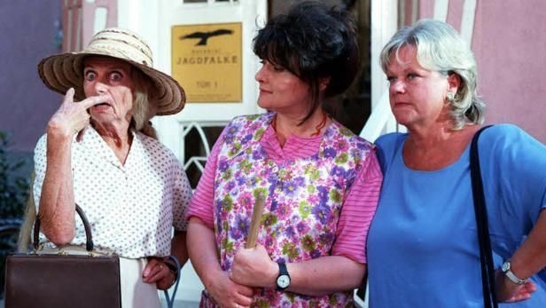 3 Frauen aus der Serie "Kaisermühlen Blues":
Frau Kaiser (zeigt mit ihren Finger auf ihre Augen und schaut bedrohlich), Frau Koziber (schaut Frau Kaiser an), Frau Schimek (schaut in die Ferne)