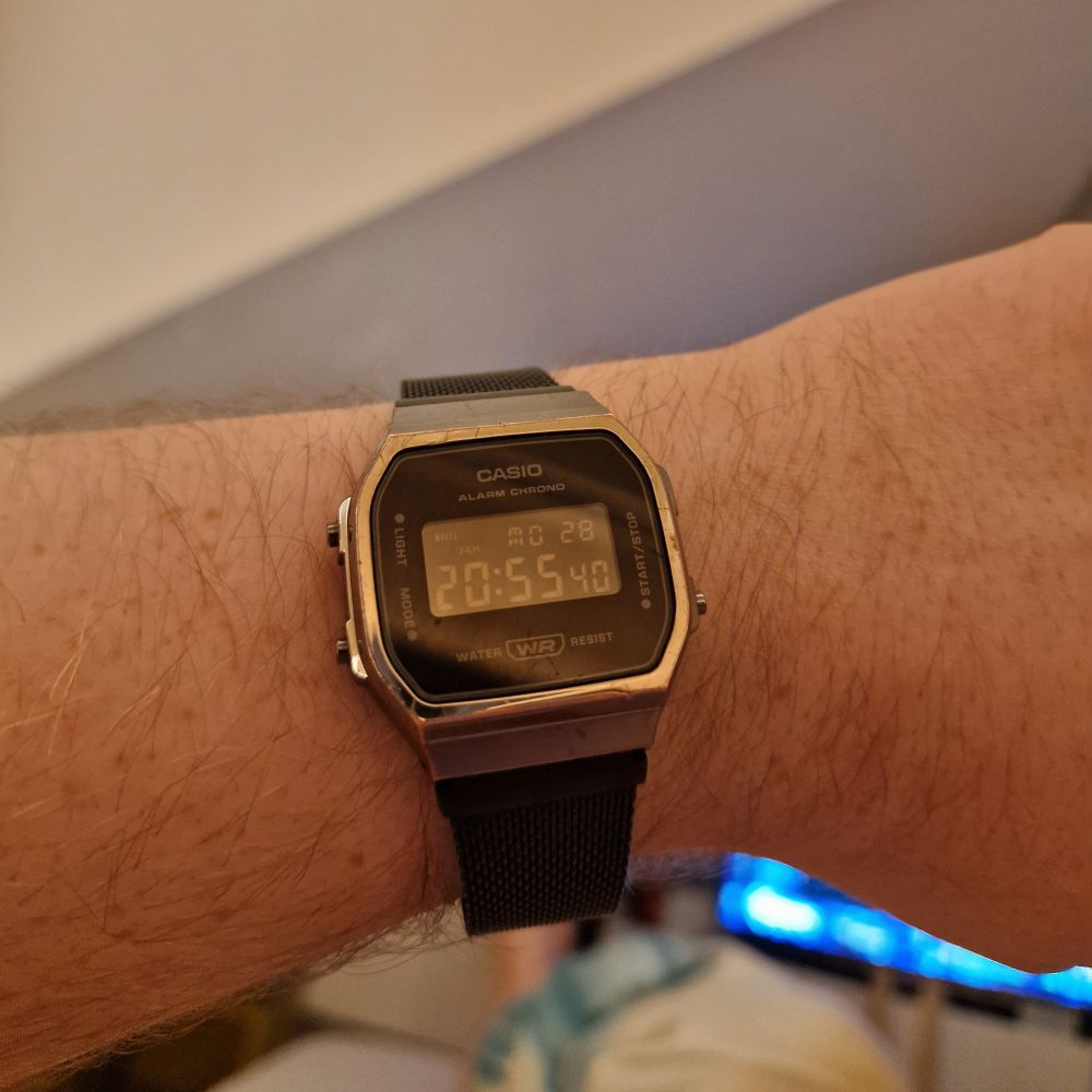 Casio A168WEMB-1BEF, die 20:55Uhr anzeigt