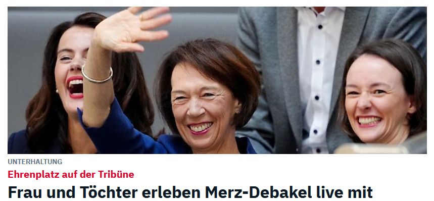 Charlotte Merz, freudig lächelnd und winkend im Bundestag, daneben die Töchter, ebenfalls mit freudigen Gesichtern. Darunter die Überschrift "Frau und Töchter erleben Merz-Debakel live mit"