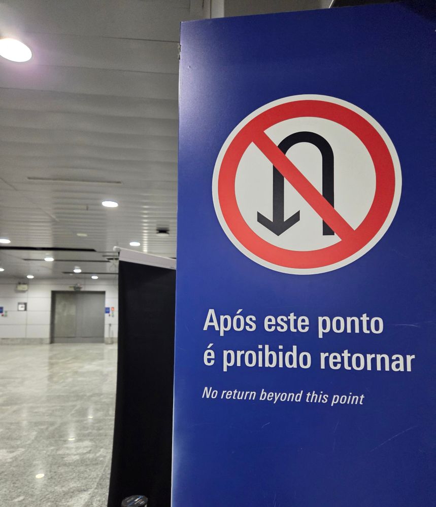 sinalização de aeroporto
após este ponto é proibido retornar