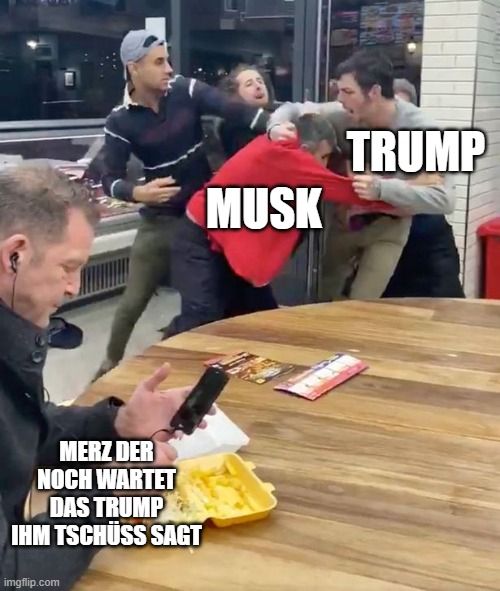 Meme, 4 Männer kämpfen im Hntergrund, es scheint ein Imbiss zu sein.

vorne sitzt ein mann am tisch und schaut auf sein handy, vor ihm stehen pommes, er wirkt unbeteiligt

die Kämpfenden sind Musk und Trump

der Mann vorne is Merz der noch wartet das Trump ihm Tschüss sagt