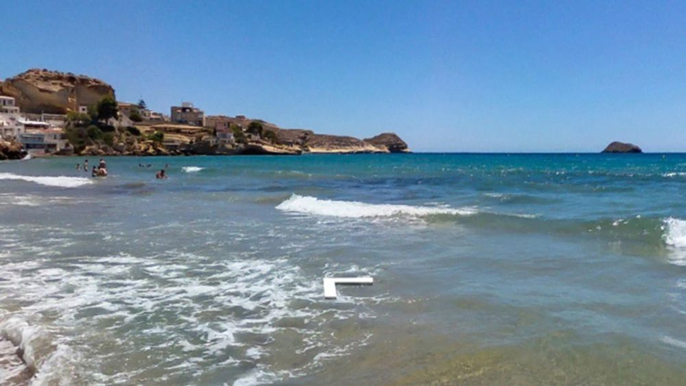 Muere un menor tras lanzarse al mar desde una roca en una playa de la localidad almeriense de Pulpí
