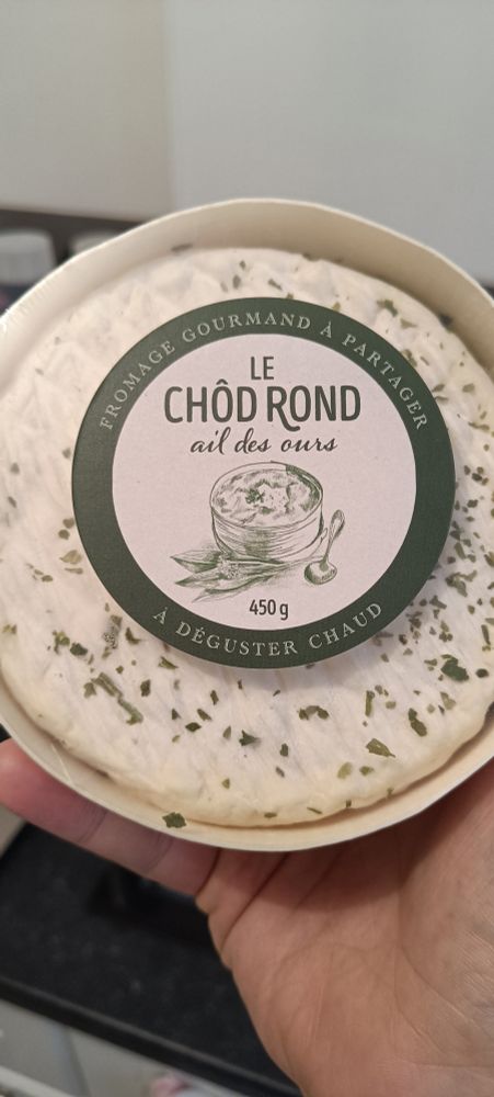 Photo d'un fromage "Chôd Rond" à l'ail des ours, encore dans son emballage, prêt à être dévoré !