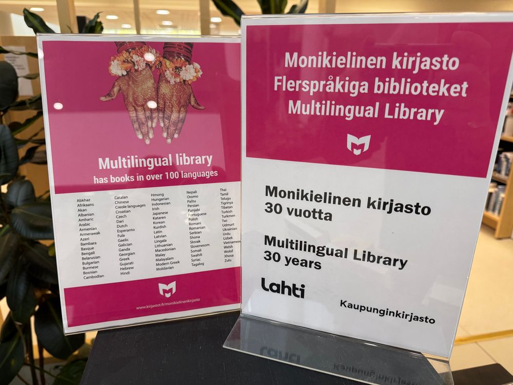 Esitekylttejä. Lahden kaupunginkirjasto on ollut monikielinen jo 30 vuotta. Yli 100 kielellä teoksia.