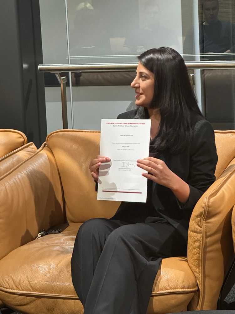 Maryam Hina stipendeineen.