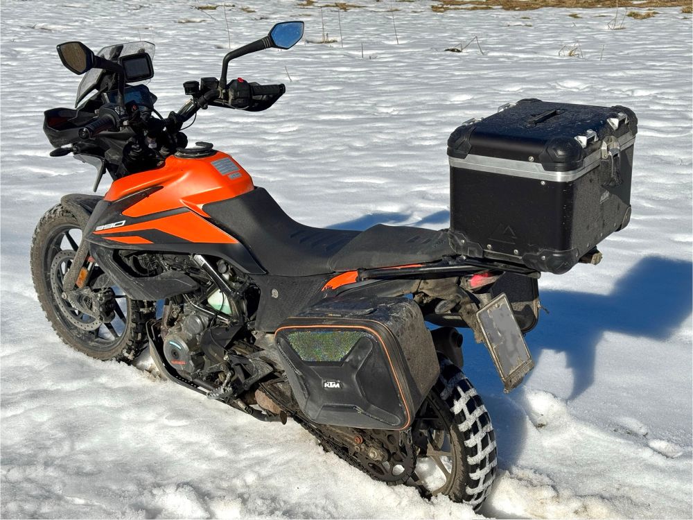 Moottoripyörä hangessa.