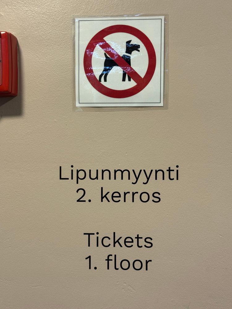 Ohjeita Heinolan kaupunginmuseon sisäänkäynnin luona.

"Ei koiria. Lipunmyynti 2. kerros. Tickets 1. floor."