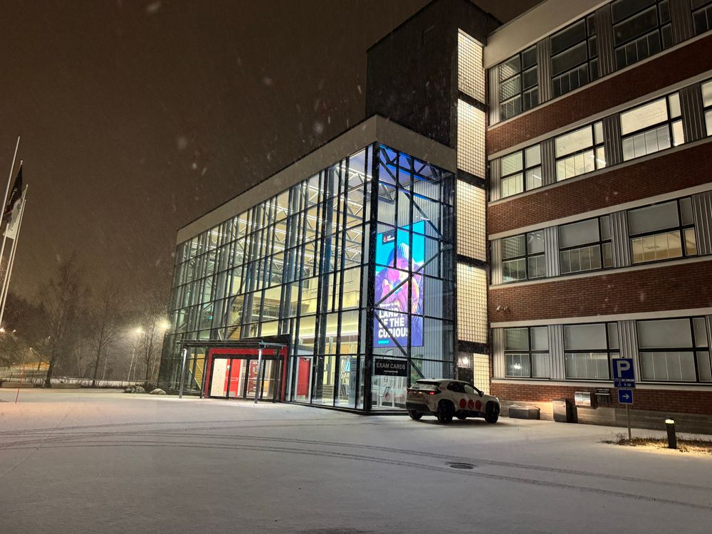 LUT-yliopiston Lahden kampuksen pääsisänkäynti. Lunta sataa, maa on valkoinen.