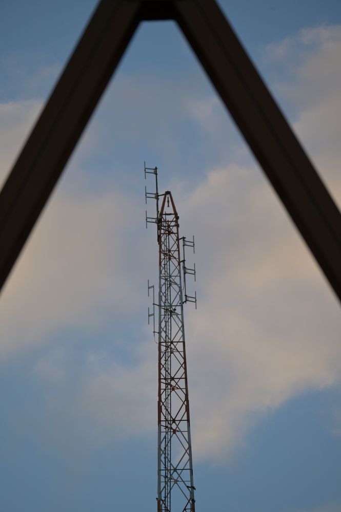 Lahden läntisen radiomaston huippu kuvattuna itäisen maston rakenteiden läpi.