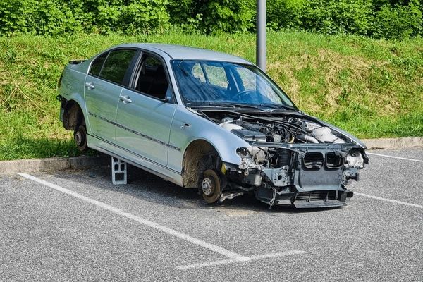 a car with no wheels