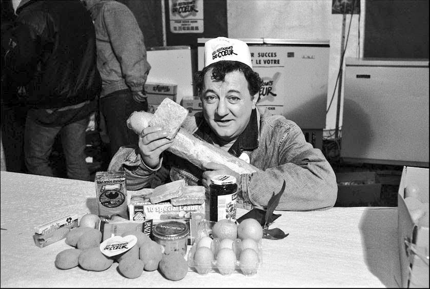Coluche lors du lancement des Restos du cœur 