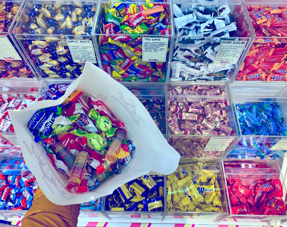 Tüte mit Süßigkeiten in einem Laden für lose Süßigkeiten 