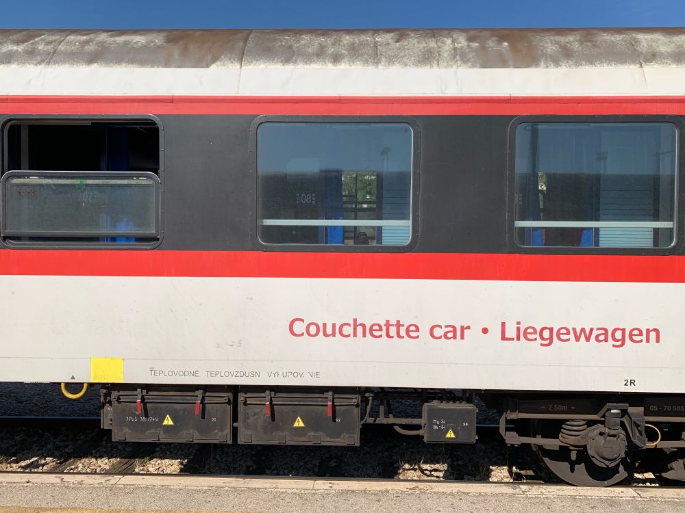 Weiß-roter Eisenbahnwaggon mit der Aufschrift „Liegewagen“