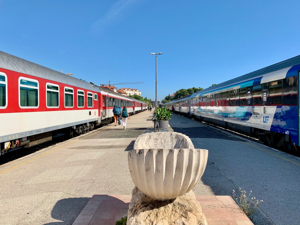 Bahnsteig in Split Hauptbahnhof. Links ein Nachtzug der Slowakischen Bahn, rechts ein Nachtzug der Ungarischen Bahn.