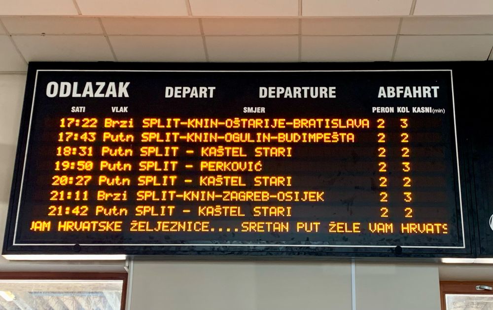 Abfahrtstafel in Split Hauptbahnhof:

 „17:22 Split-Knin-Ośtarije-Bratislava“