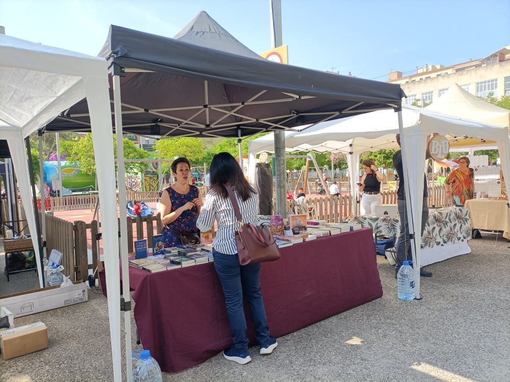 Foto de nuestra carpa (no el pez) en el Medusa market, con Laia atendiendo a una chica