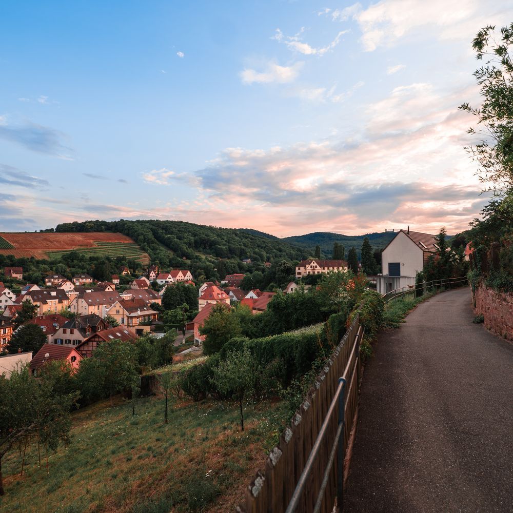 point de vue de village depuis une route
