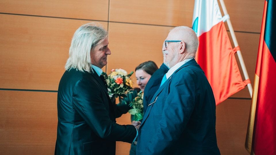 Neuer Thüringer Verfassungsrichter verbreitete Fake News zu Corona und Migranten | MDR.DE