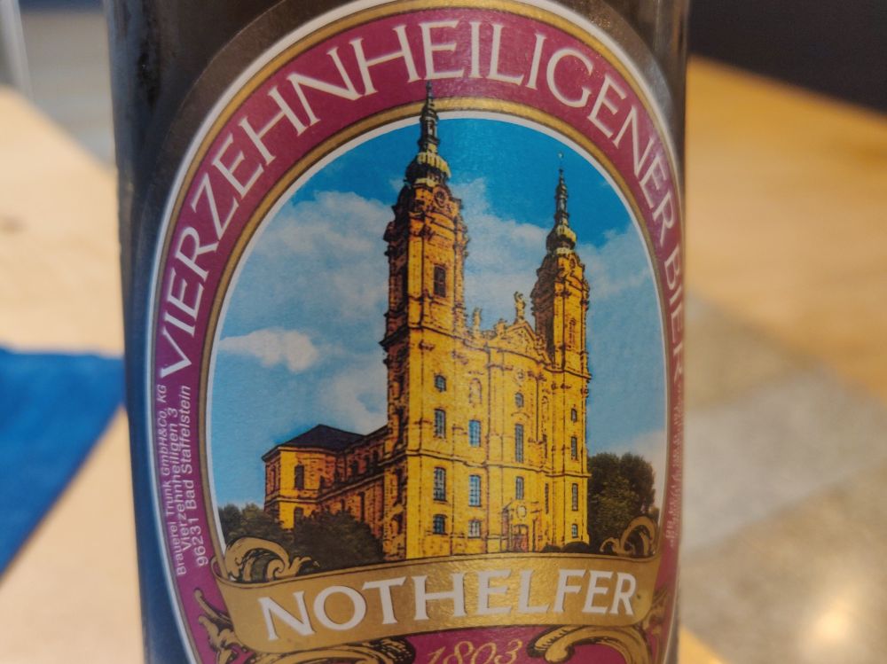 Flasche mit fränkischem Dunkel-Bier "Vierzehnheiliger Nothelfen"
