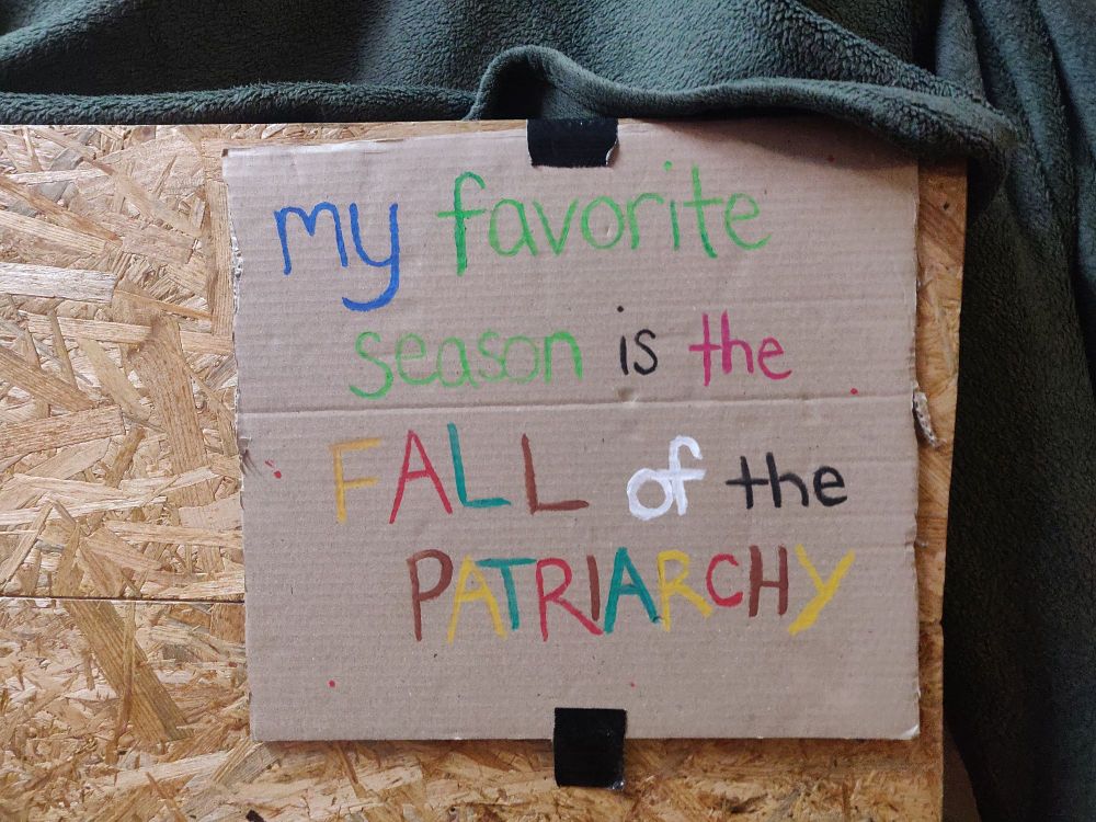 Pappschild in Abstellkammer mit dem Text "My favorite season is the fall of the patriarchy"